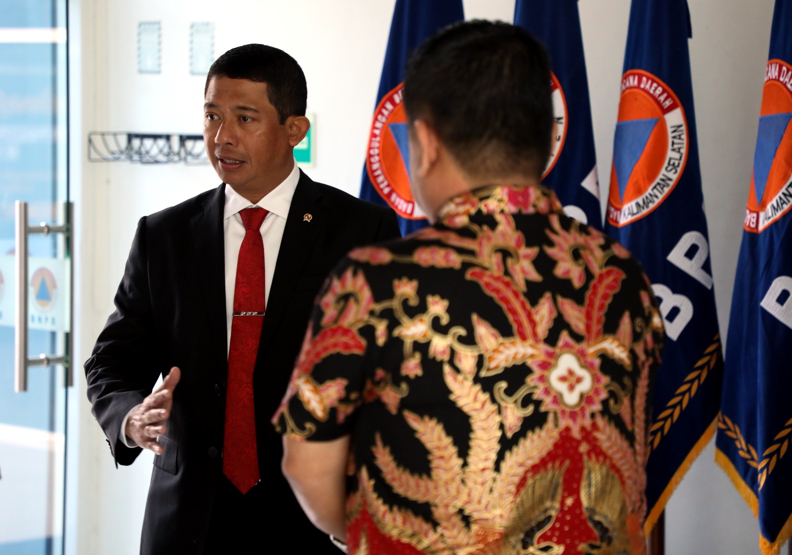 Kepala BNPB Letjen TNI Suharyanto (kiri) saat menerima kunjungan dari Sinar Mas Grup dalam kegiatan minyak murah di Bazar Ramadan BNPB, Graha BNPB, Jakarta, Selasa (21/3).
